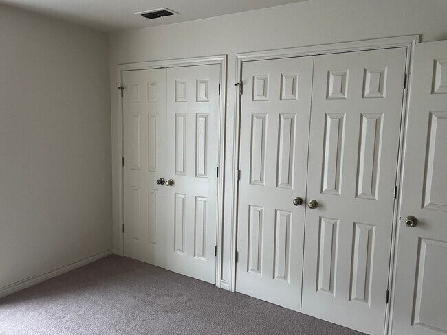 Building Photo - 2 story town house! 3 bed 2.5 bath