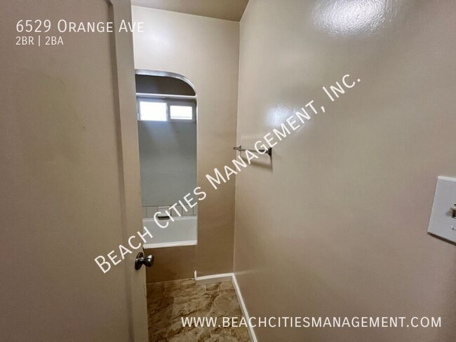 Building Photo - Large 2 Bedroom Home In North Long Beach