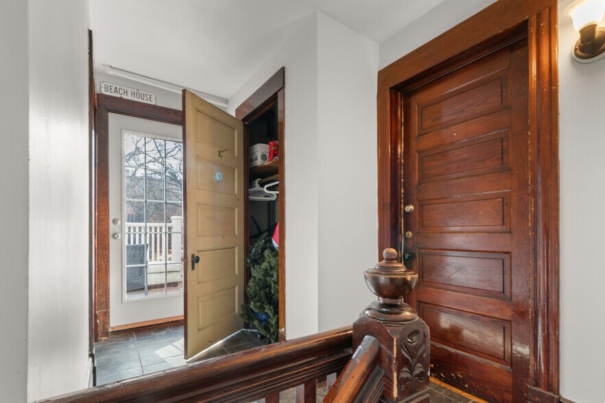 Building Photo - 1121 Leonard Pl