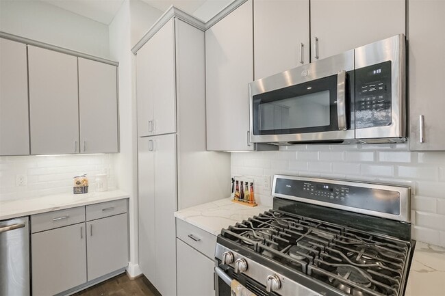 Building Photo - 1305 Mayfair Clarkson Ln