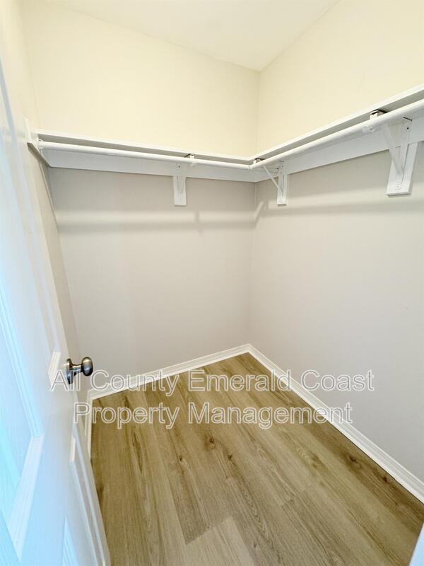 Building Photo - 710 Swan Ln