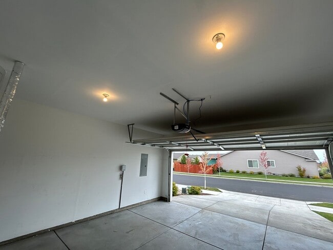 Building Photo - Beautiful 3 Bedroom / 2 Bathroom Home in S...