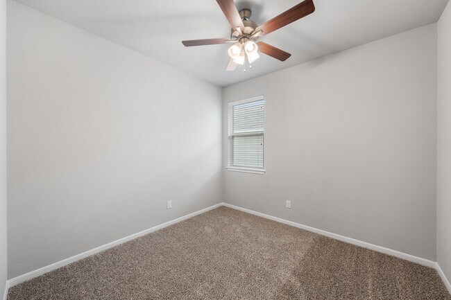 Building Photo - 617 La Parra Bend