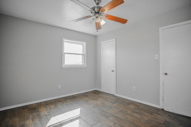 Building Photo - 2641 E Baylor St