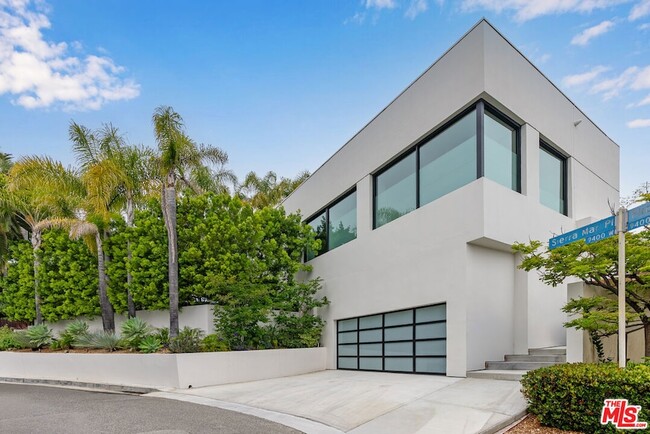 Building Photo - 9405 Sierra Mar Pl