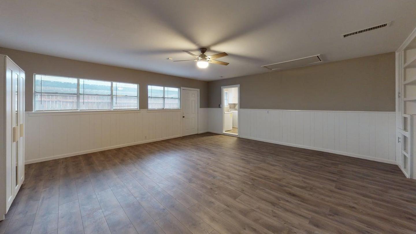Building Photo - 2121 Canton Dr