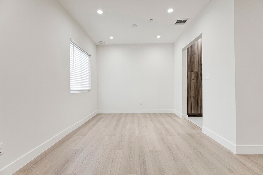 Building Photo - 13327 Strathern St