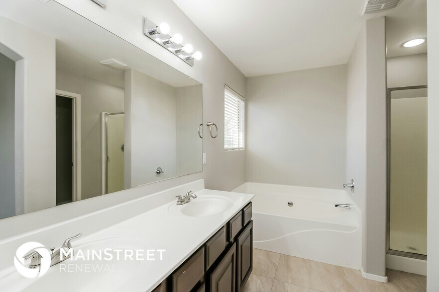 Building Photo - 7019 S 43rd Dr