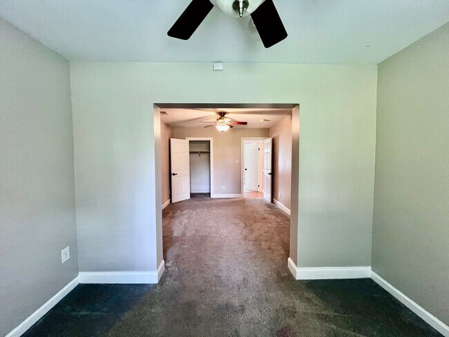 Building Photo - 684 Orangewood Dr