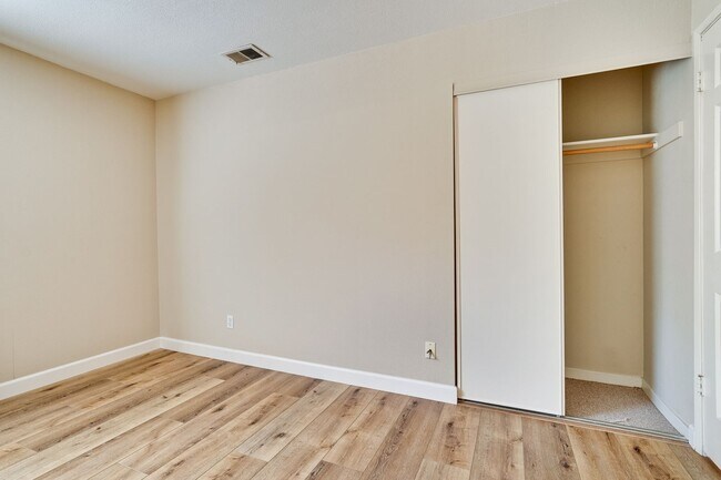 Building Photo - Welcome Home!!! - Modern and Spacious Gem! Townhouse with 2 Primary Bedrooms, Nice balcony, In re...