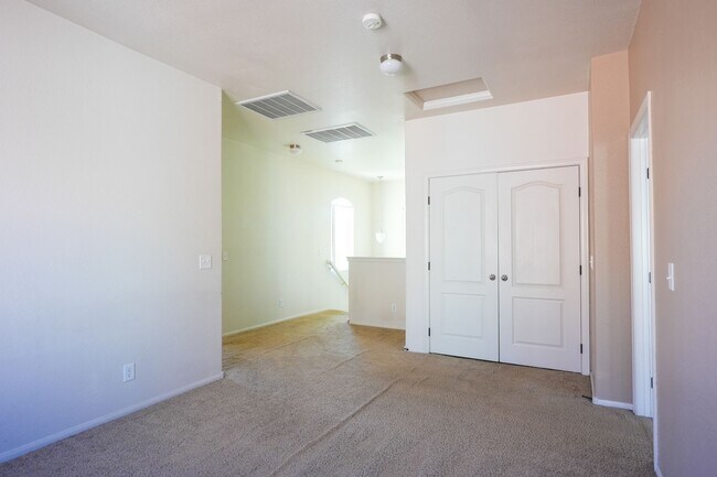 Building Photo - 3 Bed / 2.5 Bath Townhome with Loft, 2 Car Garage & Spacious Backyard – Southern Highlands