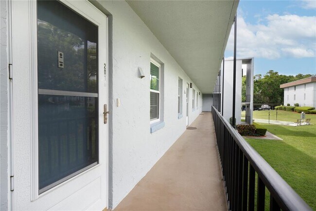 Building Photo - 333 N Lake Howard Dr