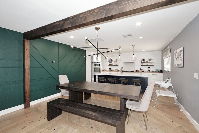 Building Photo - Fully Furnished Remodeled 4 Bedroom / 4 Bathroom Home with spacious back yard & pool in Central P...
