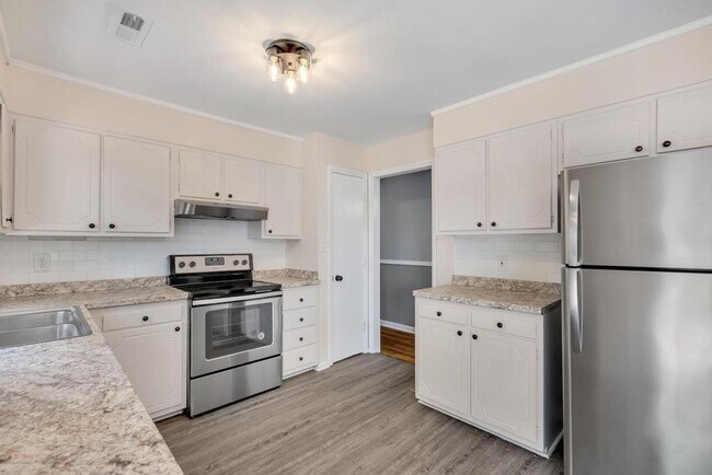 Building Photo - Adorable Brick Ranch- Piney Green Area