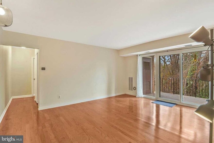 Building Photo - 3846 Lyndhurst Dr