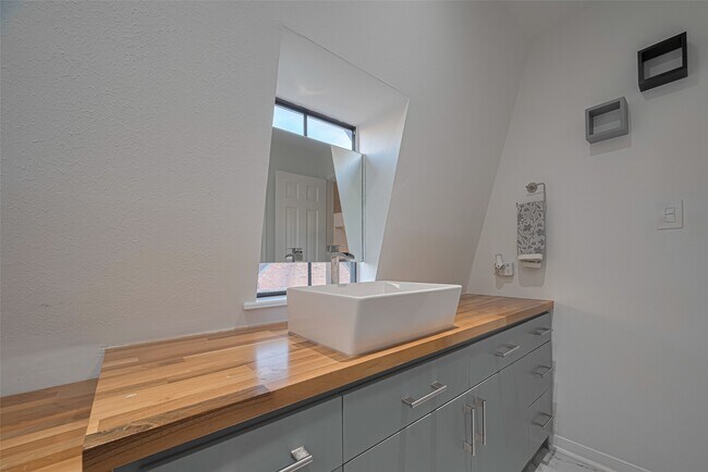 Building Photo - 5368 Brownway St