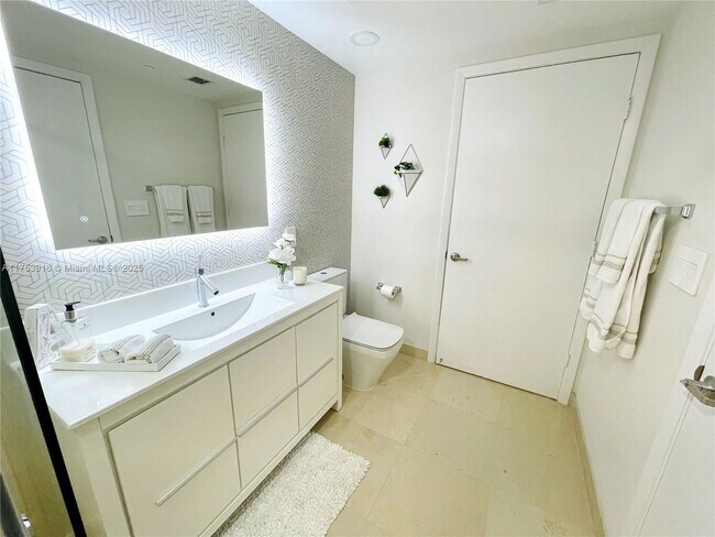 Building Photo - 495 Brickell Ave