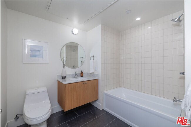 Building Photo - 1822 Overland Ave