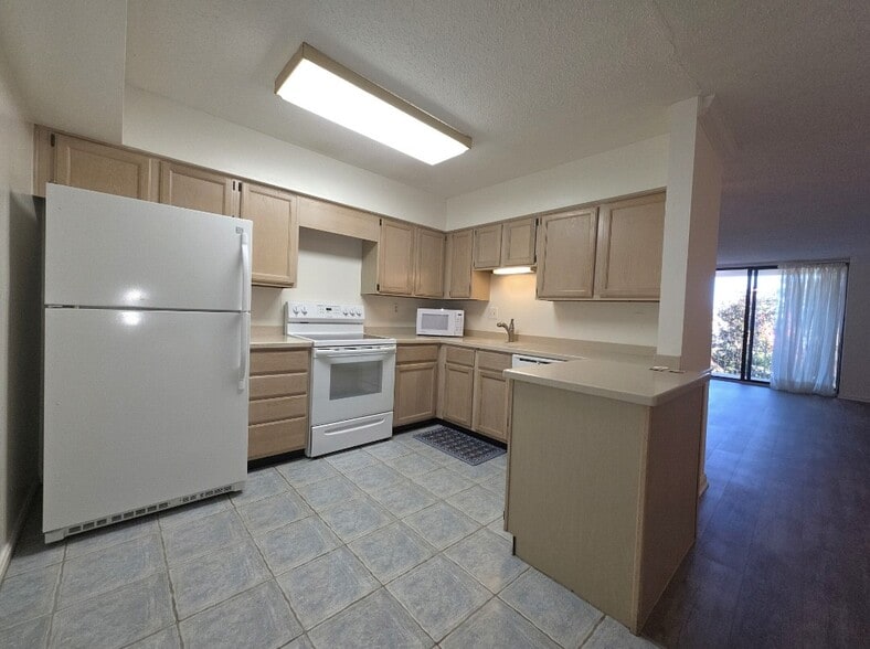 Kitchen - 3115 Patrick Henry Dr
