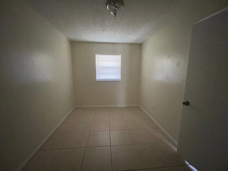 Building Photo - 1639 Barbarie Ln