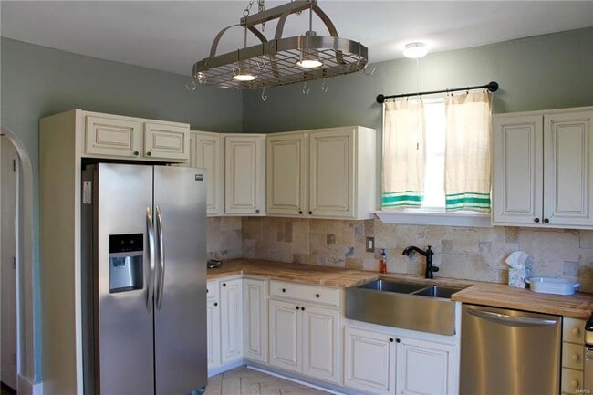 Building Photo - Absolutely adorable 3 bedroom/1.5 bath house in Ritenour school district!