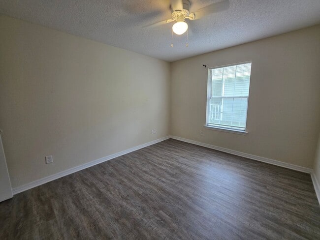 Building Photo - 3BR/2BA home with 2 car garage and privacy...