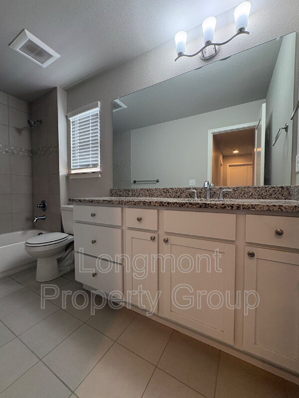 Building Photo - 1303 S Oak Ct.