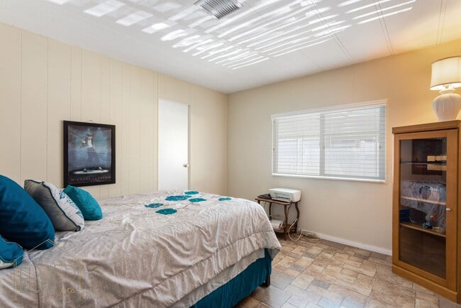 Building Photo - 55+ Senior Community~ 2 bed/2 bath with Am...
