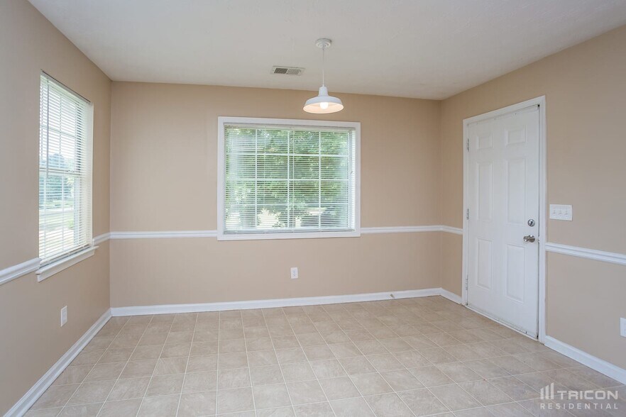 Building Photo - 100 5 Oaks Dr