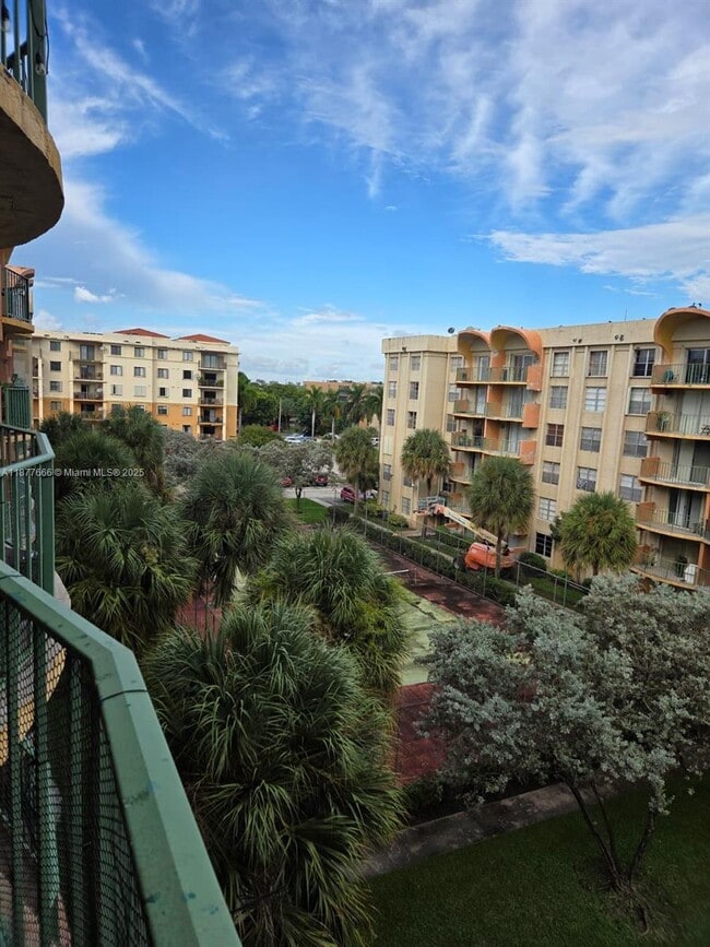 Building Photo - 9320 Fontainebleau Blvd