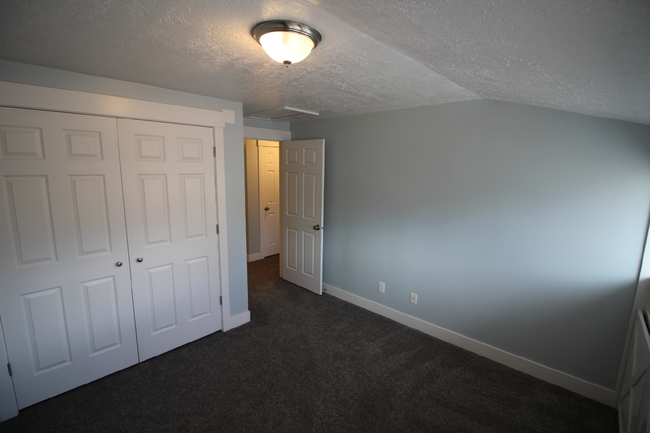 Building Photo - Spacious 3-Bedroom, 2-Bath Apartment for R...