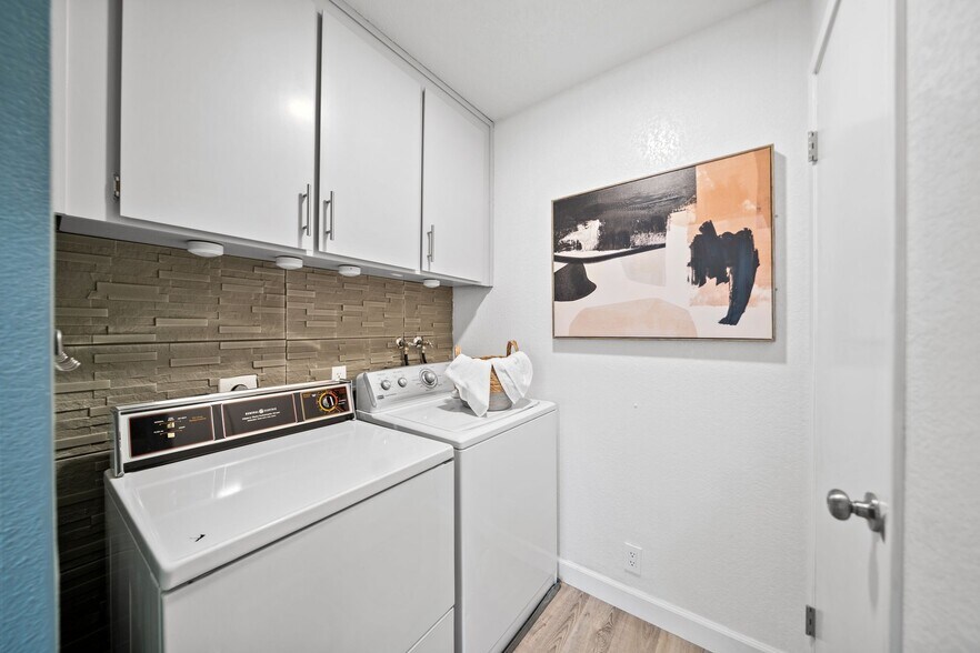 Building Photo - 906 La Barbera Dr