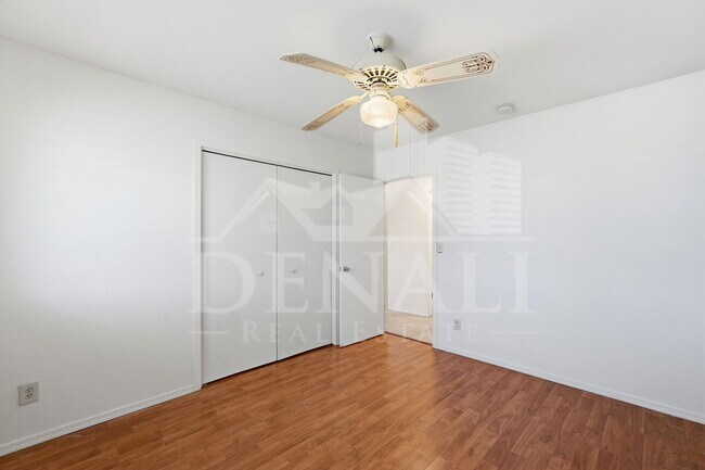 Building Photo - 10747 W Hope Dr