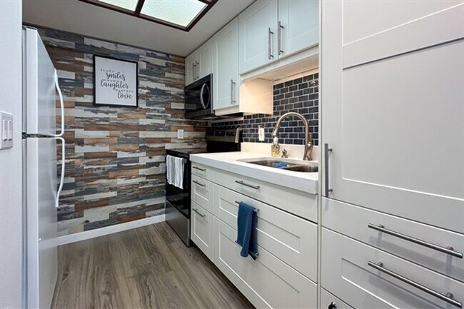 Building Photo - 20800 River Dr