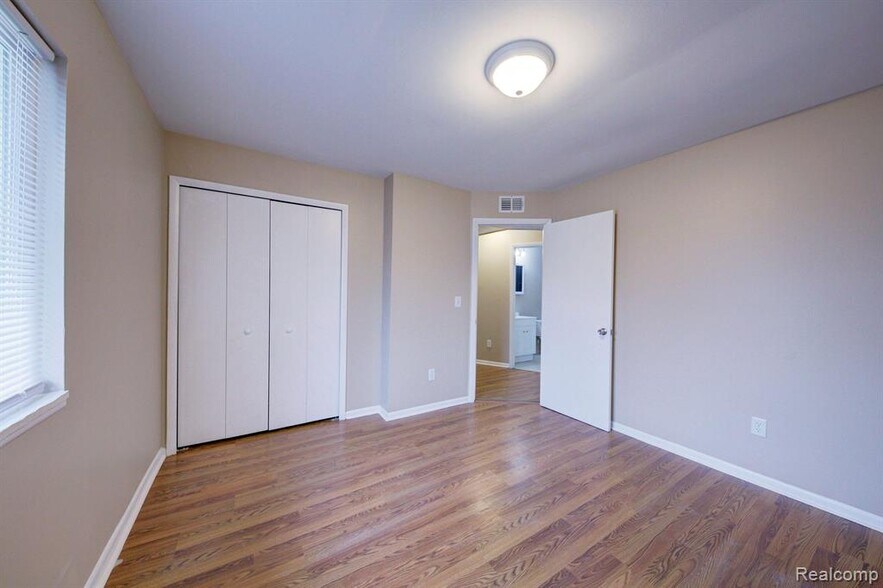 Building Photo - 217 Glenmoor St