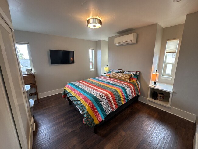 Building Photo - FULLY FURNISHED ALL-INCLUSIVE STUNNING HOM...