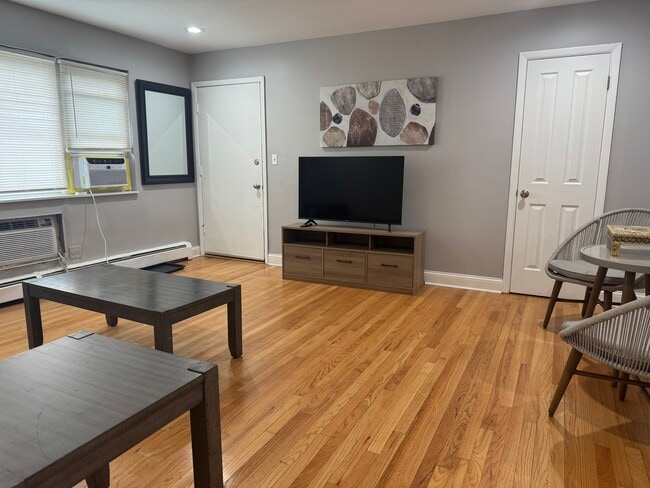 Building Photo - 1709 W Estes Ave