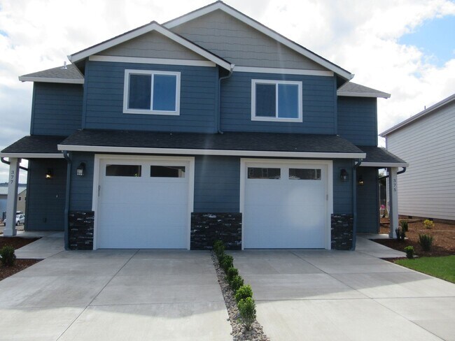 Building Photo - Newer Three Bedroom Duplex
