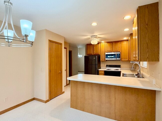 Building Photo - 404 E Windwood Ln