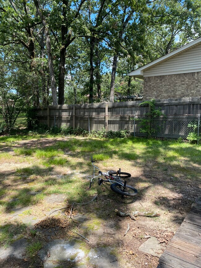 Building Photo - 704 Country Club Rd