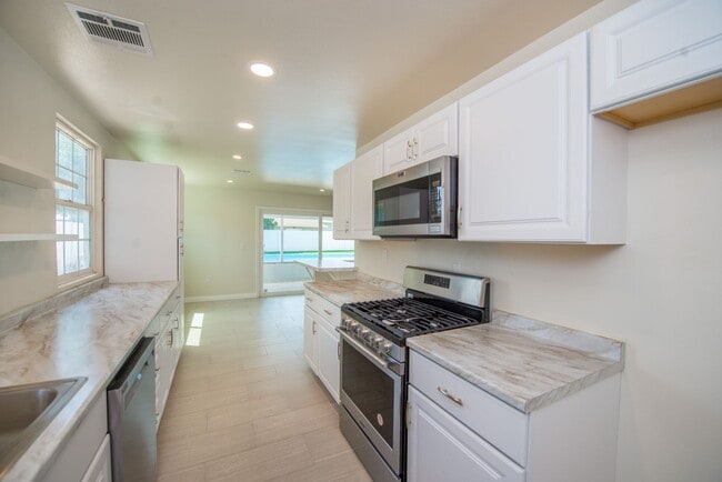 Building Photo - Completely Remodeld W/ Swimming Pool!