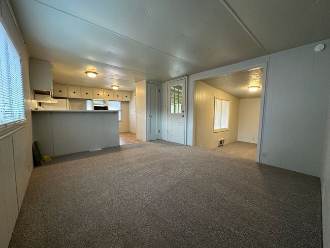 Building Photo - 558 N Elm Ave