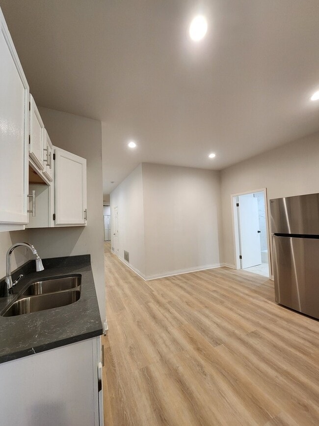 Building Photo - 8900 S Normal Ave