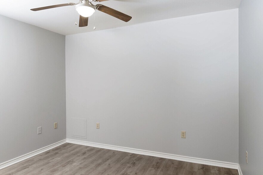 Building Photo - College Station home with stalls and arena on site!