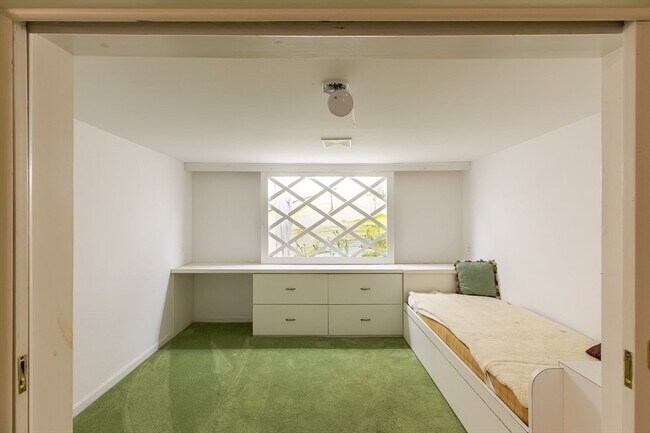 Building Photo - 25 Naushon Cir