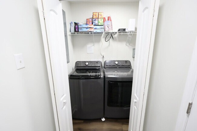 Building Photo - 936 Halsey Ln