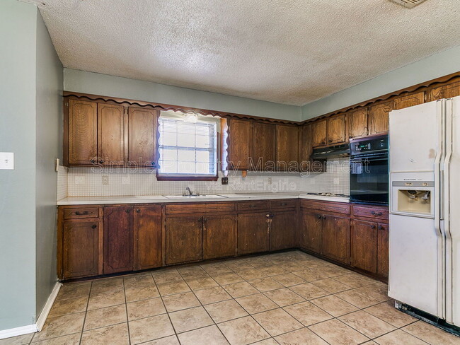 Building Photo - 2205 Donna Dr