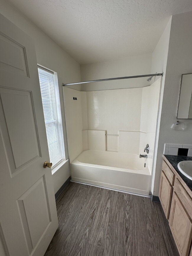 Building Photo - Upper Level 2 Bedroom 1 Bath Apartment
