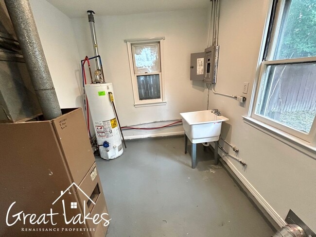 Building Photo - Charming 2 Bedroom 1 Bathroom now availabl...