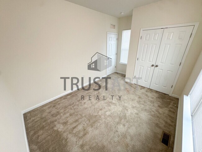 Building Photo - 1327 S 27th St